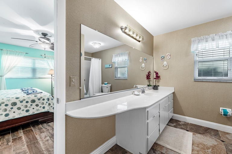 Bathroom 4, 105 Tropical Shore Way, Lee