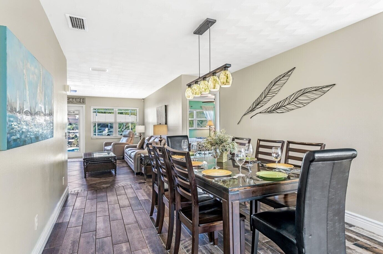 Food & Drinks, 105 Tropical Shore Way, Lee