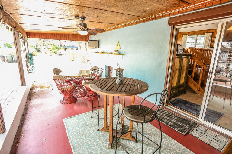 Public Area, 185 Mid Island, Lee