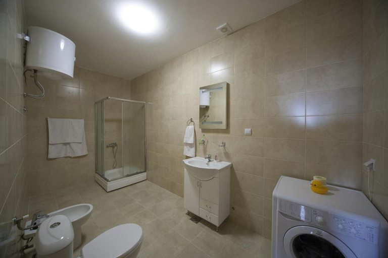 Bathroom 4, Berg Apartments