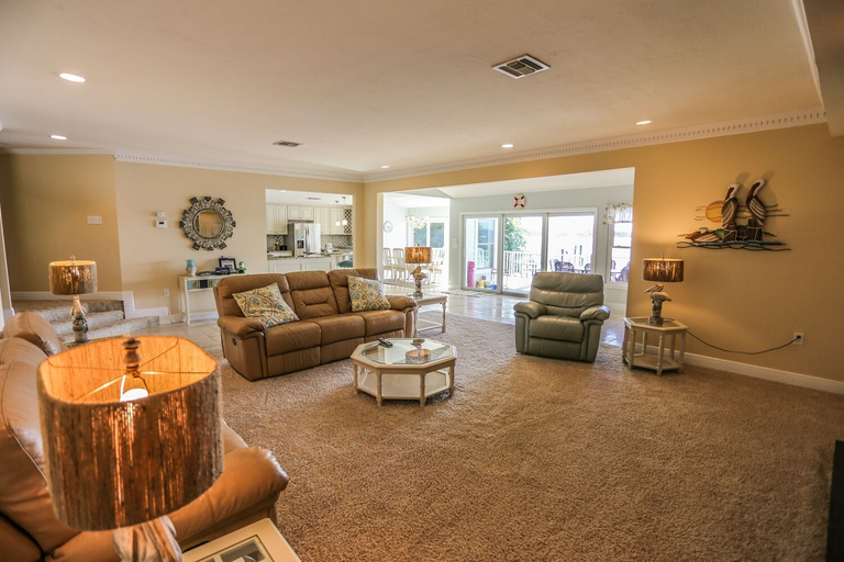 Public Area, 936 San Carlos, Lee