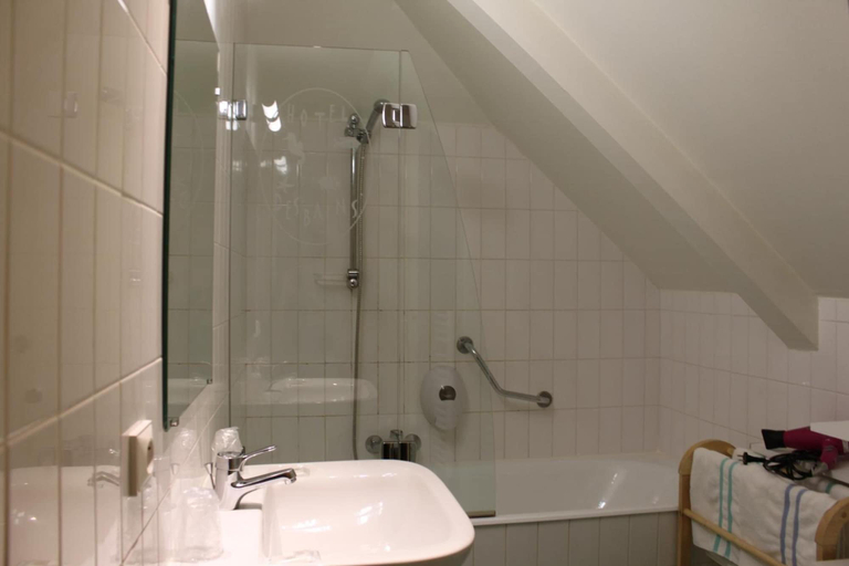 Bathroom, Hotel Des Bains, Côtes-d'Armor