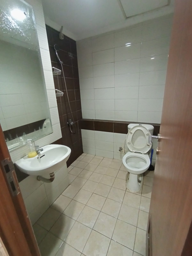 Bathroom, Khan Apartemen Margonda Residence 3, Depok