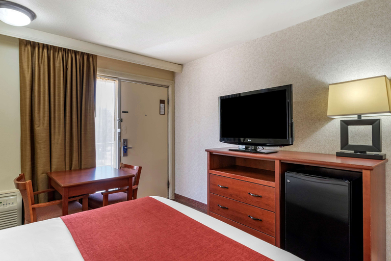Bedroom 3, Best Western Sherwood Inn, Johnson