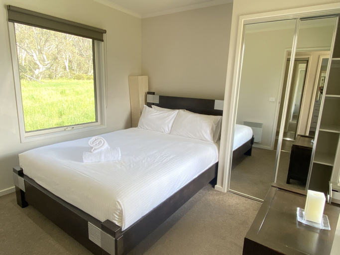 Bedroom 2, Krystal Peaks, Alpine - East