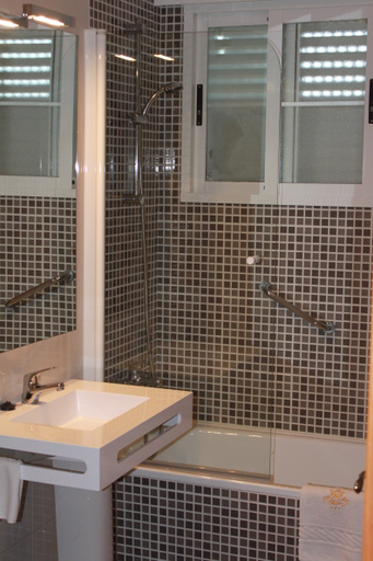 Bathroom 4, Aparthotel Cabicastro, Pontevedra
