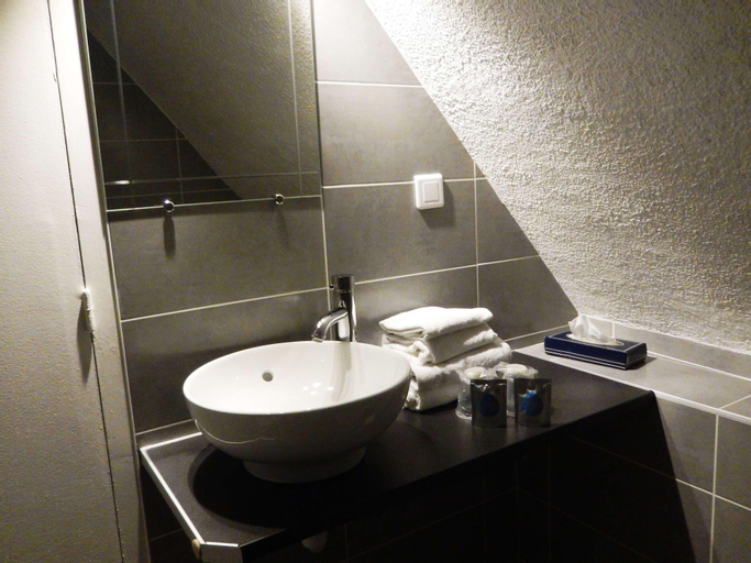 Bathroom 10