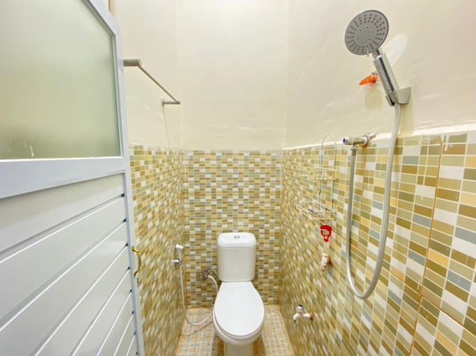 Bathroom, Pelangi Guest House Palembang RedPartner, Palembang