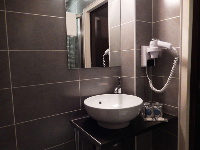 Bathroom 7