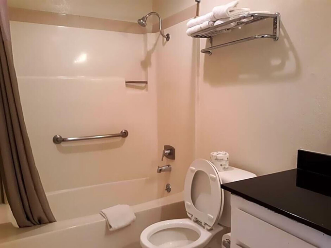 Bathroom 4, Super 8 by Wyndham Dunnigan, Yolo