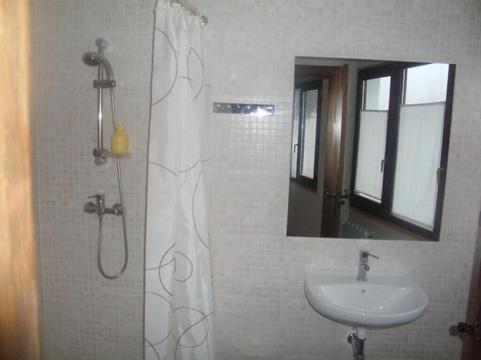 Bathroom 5, Hostal Yeti, Granada