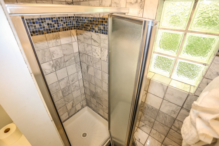 Bathroom 5, 225 Delmar, Lee