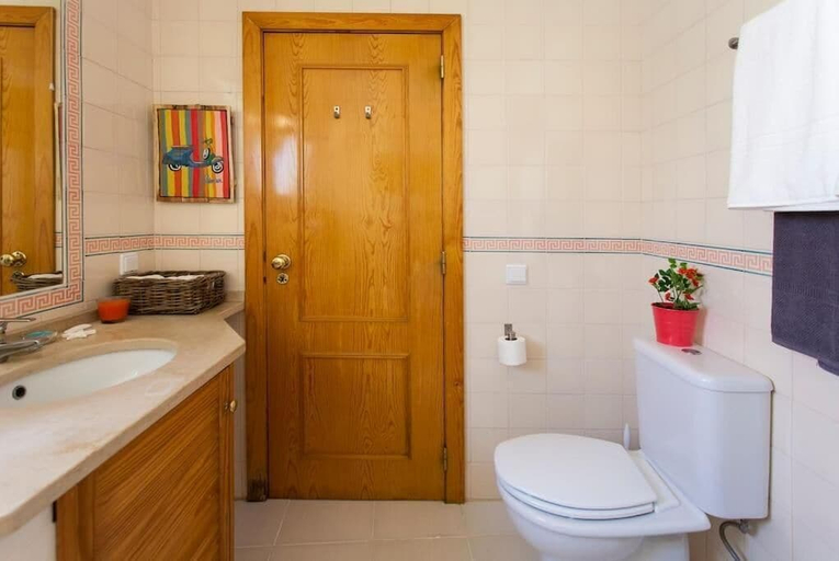 Bathroom, My Fair Lisbon - Santos Duplex Apartment, Lisbon