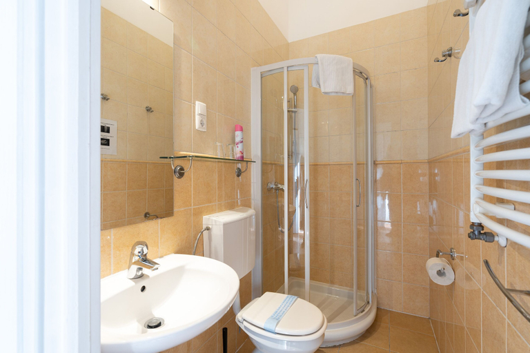 Bathroom 4, Budapest Panorama Central, Budapesti