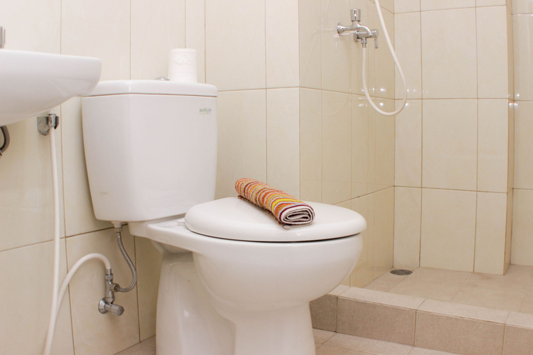 Bathroom 5, Nice and Comfy 2BR Springlake Apartment near Summarecon Bekasi By Travelio, Bekasi