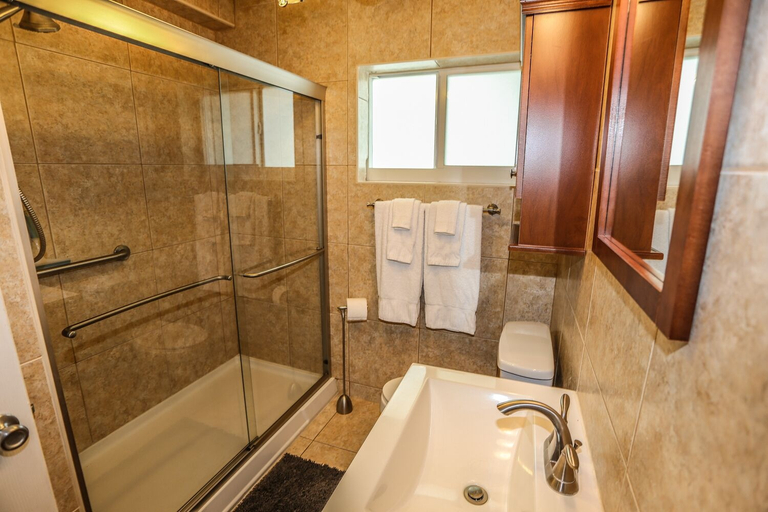 Bathroom, 238 Flamingo, Lee