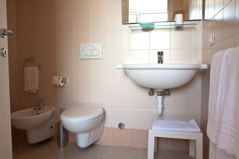 Bathroom 4, Residence Borgomare, Savona