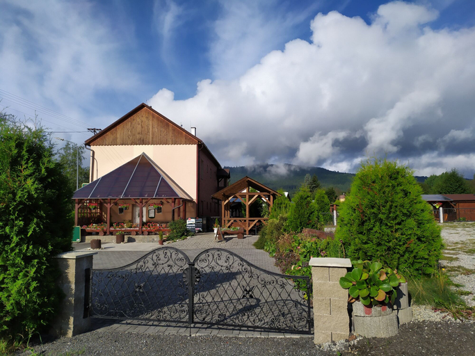 Exterior & Views