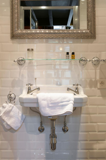 Bathroom 5, Residence Breydelhof, West-Vlaanderen