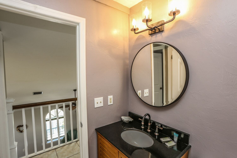 Bathroom 4, 219 Fairweather, Lee