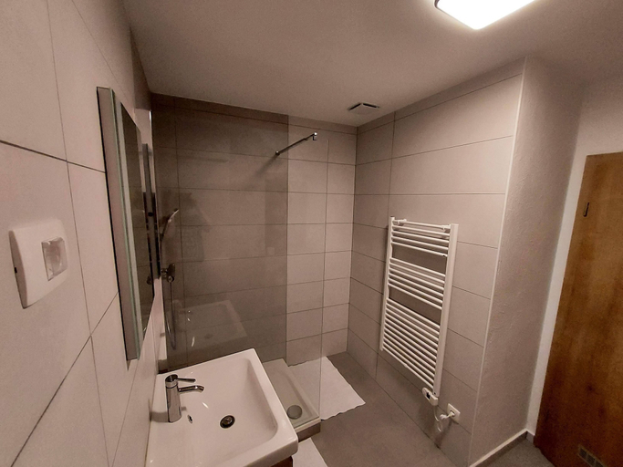 Bathroom 2, Soca Guesthouse, Kanal
