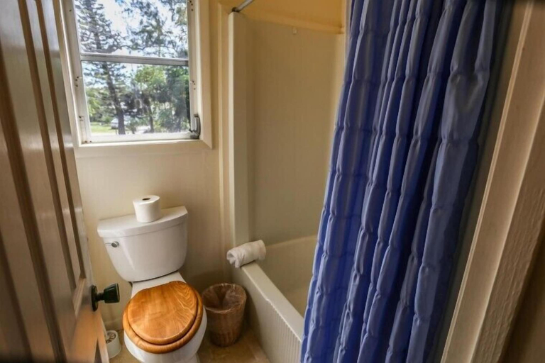 Bathroom 5, 4851 Dolphin Lane - M, Lee