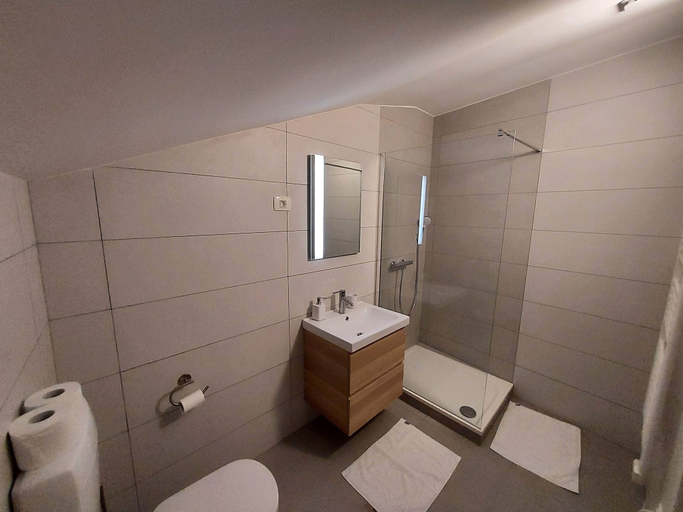 Bathroom 4, Soca Guesthouse, Kanal