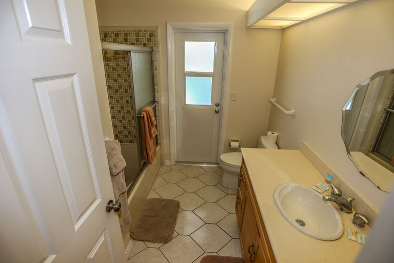 Bathroom 3, 250 Albatross Street, Lee