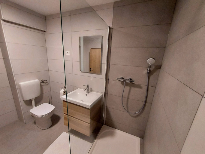 Bathroom 5, Soca Guesthouse, Kanal