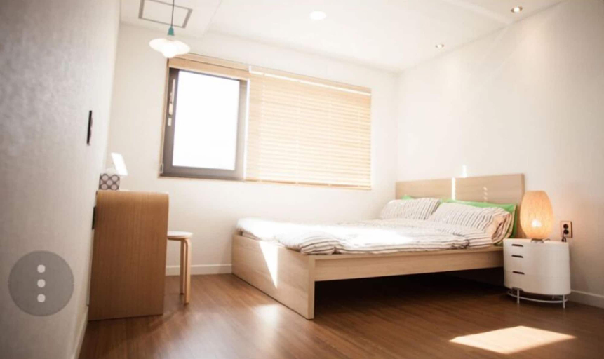 Bedroom, Sinchon Blues, Jeju