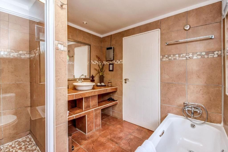Bathroom 4, Sitatunga Guest Lodge & Transfers, City of Johannesburg