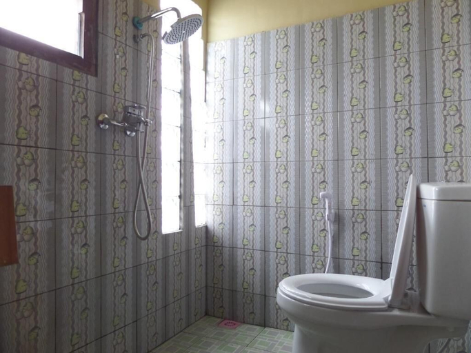 Bathroom 4, Losmen Adas, Probolinggo