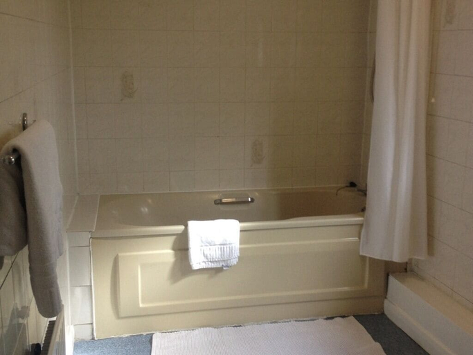 Bathroom 4, Miners Arms, Leeds