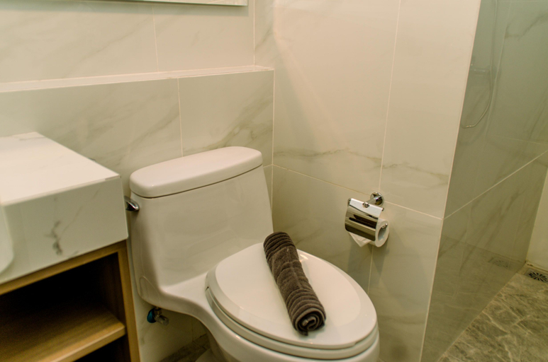Bathroom 5, Elegant and Nice 1BR at The Smith Alam Sutera Apartment By Travelio, Tangerang