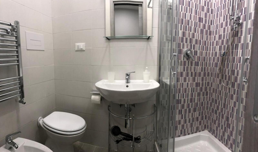 Bathroom 4, Suites Trinita in Toledo street, Napoli