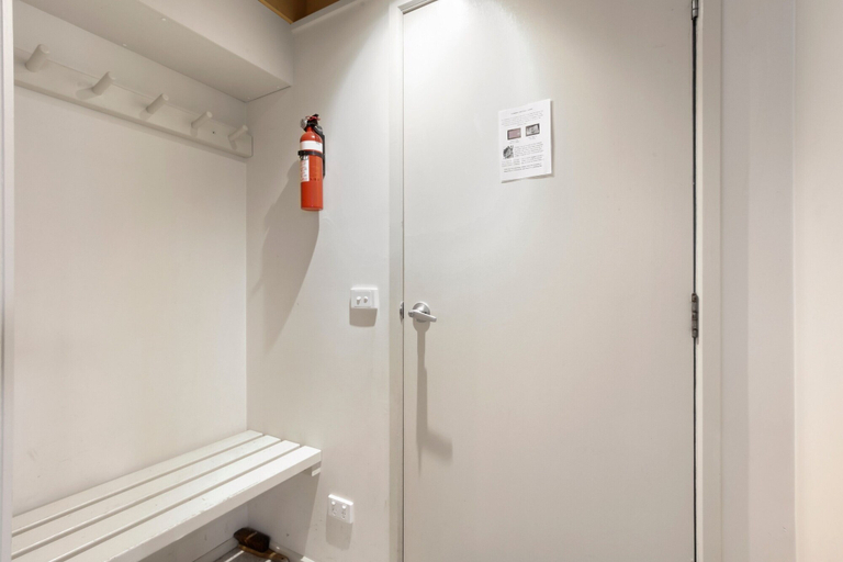 Bathroom 2, Pinot, Alpine - East