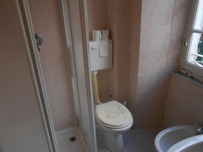 Bathroom 3, The Sunrise, La Spezia