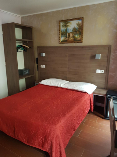 Bedroom 5, Bertha, Paris