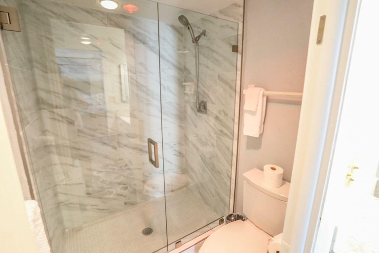Bathroom 4, Palms 3A, Lee