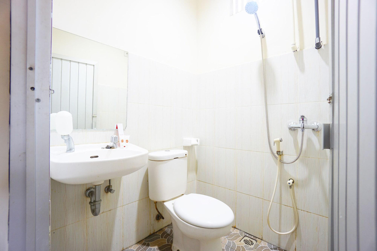 Bathroom, OYO 1292 Lieke Residence, Manado