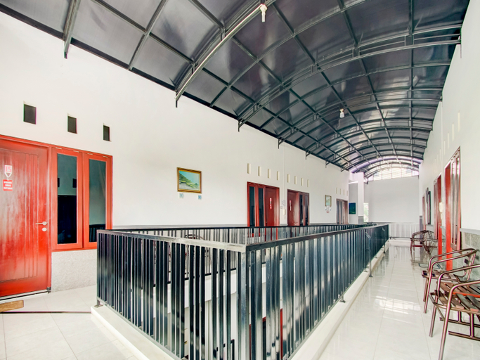 Others 3, OYO 90151 Guest House 180, Malang