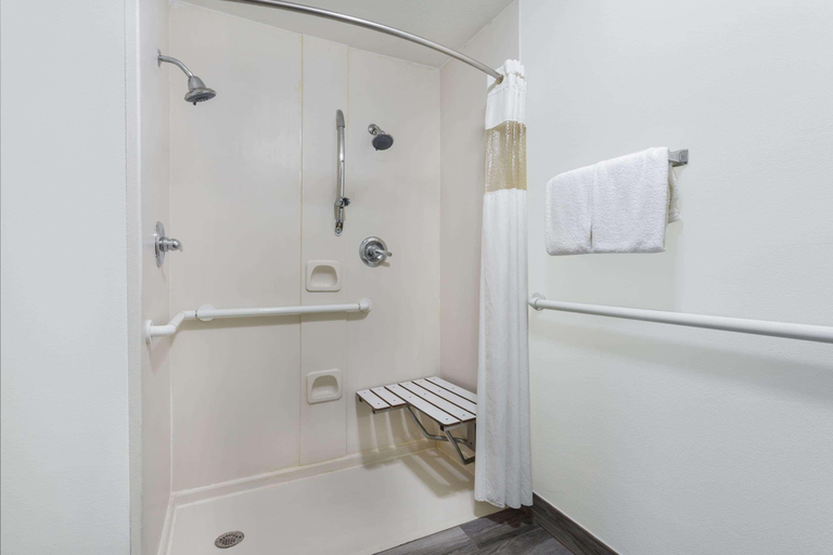 Bathroom 4, Clarion Pointe Greensboro Coliseum Area, Guilford