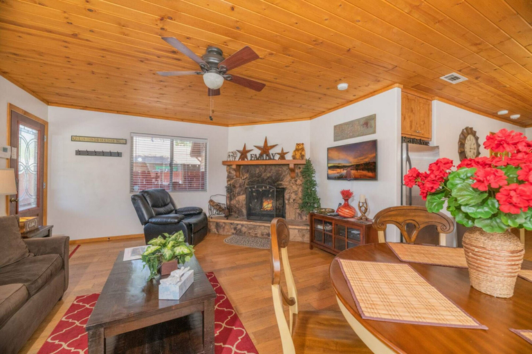 Public Area, Cabin Chic, San Bernardino
