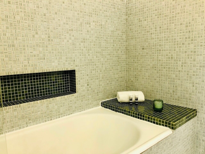 Bathroom 4, Hotel Le Cro-Magnon, Dordogne