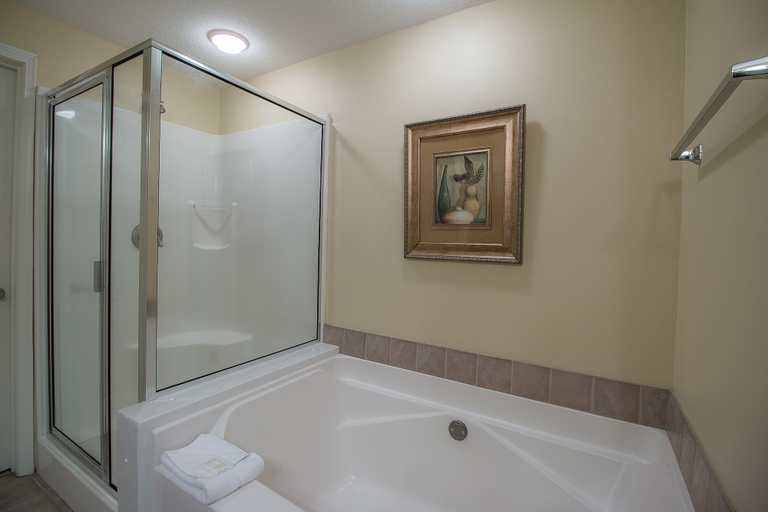 Bathroom 5, Legacy II 1208 Deluxe, Harrison