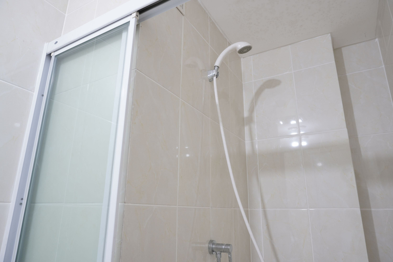 Bathroom 5, Warm and Comfy 2BR Apartment at M-Town Residence By Travelio, Tangerang