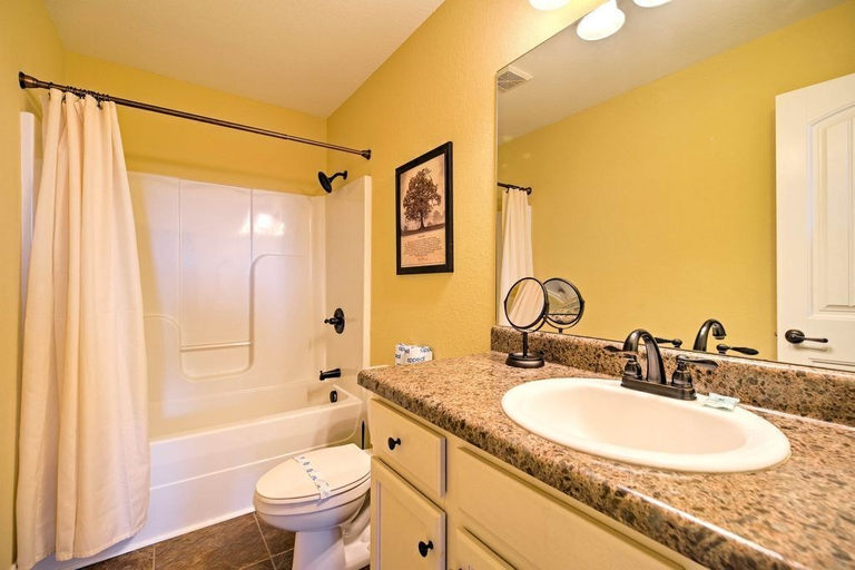Bathroom 4, Makin' Memories, Sevier