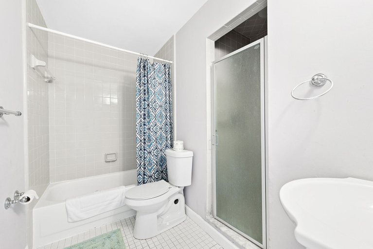 Bathroom 4, Morning Star, Saint Johns