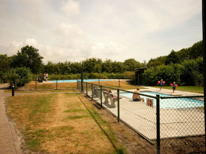 Others 5, Holiday Home near Beach with Pool Access, Schouwen-Duiveland