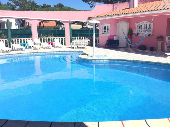 One bedroom appartement with shared pool furnished balcony and wifi at Sintra 3 km away from the bea, Sintra